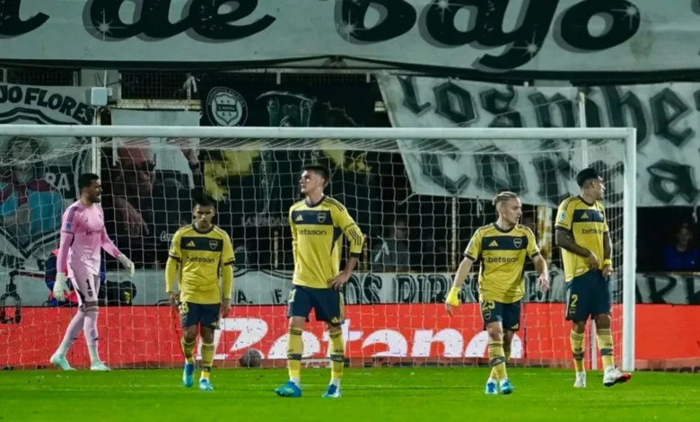 Jugadores de Deportivo Riestra celebrando una victoria histórica sobre Boca Juniors