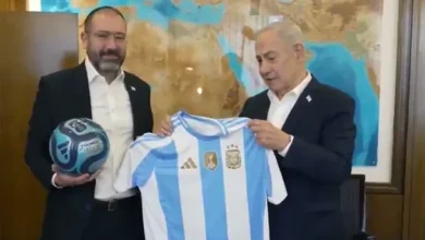 Netanyahu cabecea una pelota de fútbol en muestra de apoyo a la Selección Argentina