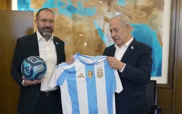 Netanyahu cabecea una pelota de fútbol en muestra de apoyo a la Selección Argentina