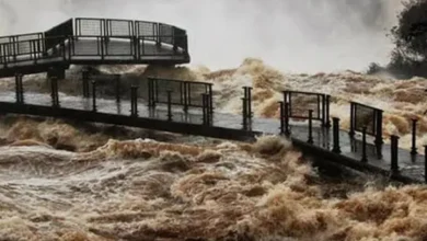 Imagen de las Cataratas del Iguazú con el río en crecida