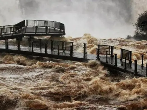 Imagen de las Cataratas del Iguazú con el río en crecida