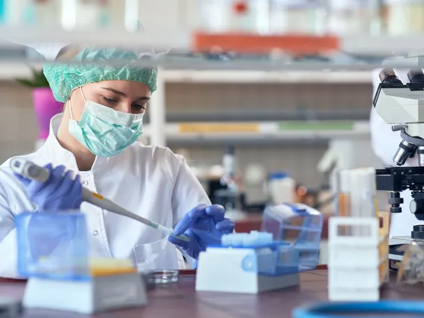 Investigadores en un laboratorio, representando la ciencia y la tecnología en Argentina