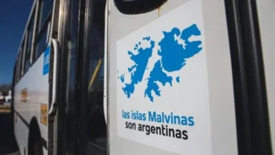 Cartel de Malvinas en un colectivo