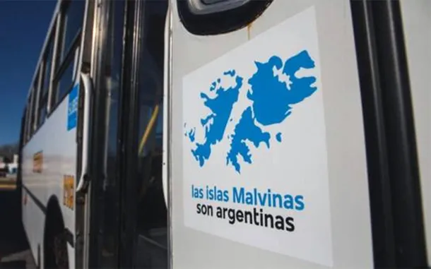 Cartel de Malvinas en un colectivo