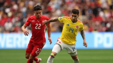 Imagen de los jugadores de Suiza y Argentina en el campo de fútbol