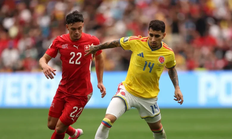 Imagen de los jugadores de Suiza y Argentina en el campo de fútbol