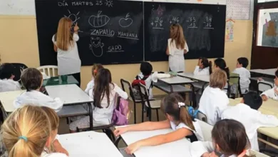 Docentes en una reunión paritaria en La Plata