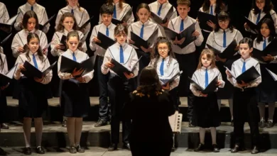 Niños cantando en un coro