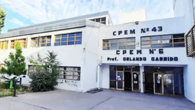 Estudiantes y personal escolar reaccionan conmocionados tras el disparo en la escuela de Neuquén
