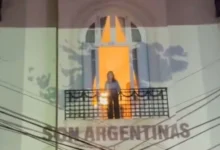 Cristina Kirchner y su militancia celebrando la victoria de la Selección Argentina
