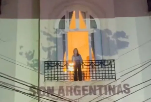 Cristina Kirchner y su militancia celebrando la victoria de la Selección Argentina