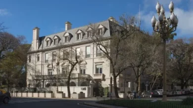 Imagen de la Embajada británica en Buenos Aires con medidas de seguridad reforzadas