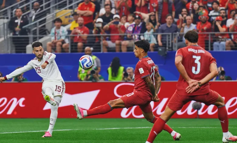 Imagen de los jugadores de Portugal y España en el campo de fútbol