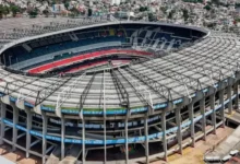 Imagen del Estadio Azteca iluminado para un partido de fútbol internacional