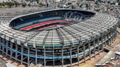 Imagen del Estadio Azteca iluminado para un partido de fútbol internacional