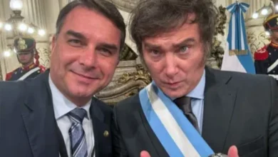 Javier Milei y Flávio Bolsonaro en un encuentro político