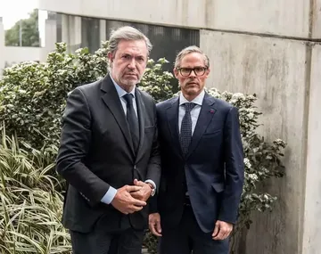 Imágenes de Guillermo Tofoni y Foster Gillett en una conferencia de prensa