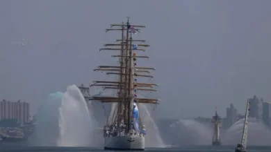 La Fragata Libertad navegando con velas desplegadas en el Desfile Naval Sail 4th 250