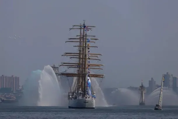 La Fragata Libertad navegando con velas desplegadas en el Desfile Naval Sail 4th 250