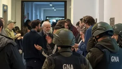 Trabajadores de la CNEA en una movilización contra los despidos