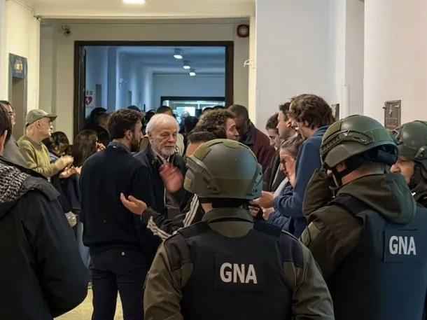 Trabajadores de la CNEA en una movilización contra los despidos