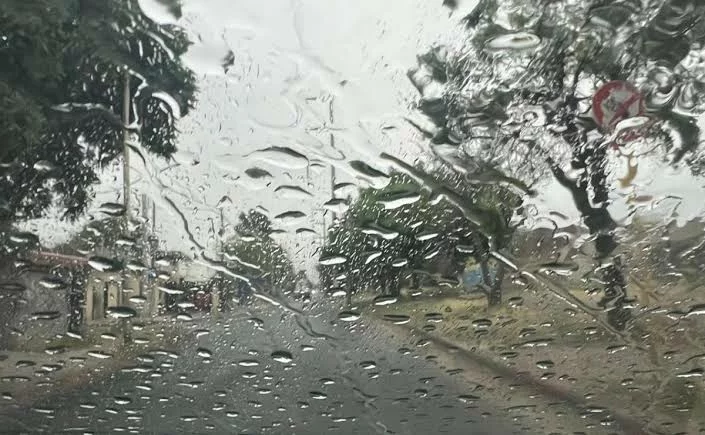Imagen de un día lluvioso en Córdoba con personas caminando bajo la lluvia
