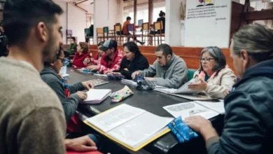 Imagen de una persona estudiando con libros y lápiz