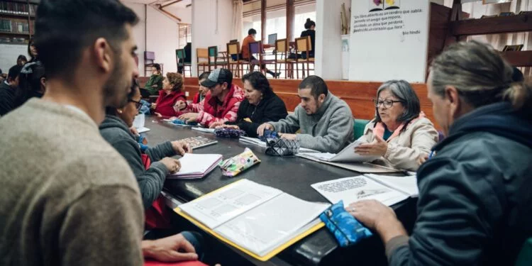 Imagen de una persona estudiando con libros y lápiz