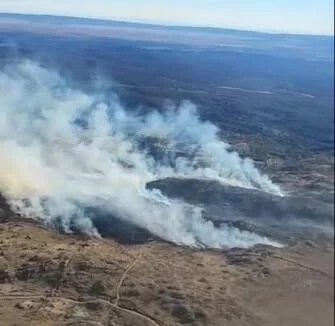 Incendio forestal en Córdoba con aviones hidrantes y bomberos
