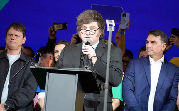 Milei y Flávio Bolsonaro en el acto de lanzamiento de la candidatura presidencial