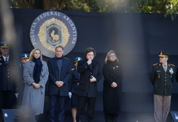 Presidente Javier Milei y autoridades nacionales en el Monumento a los Caídos de la Policía Federal Argentina