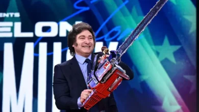 Presidente Javier Milei y la bandera de Argentina