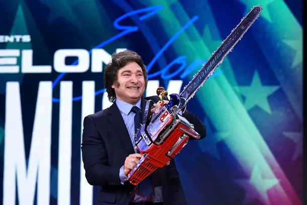 Presidente Javier Milei y la bandera de Argentina