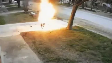 Imagen de una vela encendida en memoria de Isaías Barrera