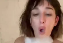 La concejal Leila Gianni en un jacuzzi, luciendo un bikini con los colores de la bandera argentina