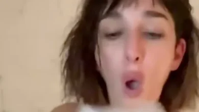 La concejal Leila Gianni en un jacuzzi, luciendo un bikini con los colores de la bandera argentina