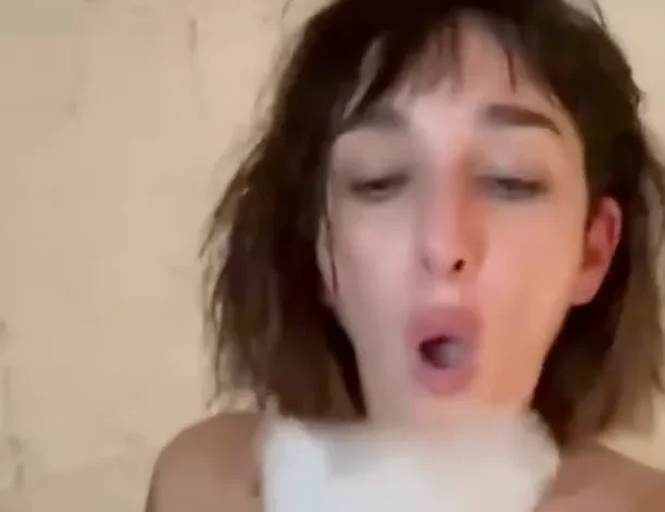 La concejal Leila Gianni en un jacuzzi, luciendo un bikini con los colores de la bandera argentina