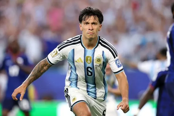 Lisandro Martínez en acción durante un partido del Mundial 2026