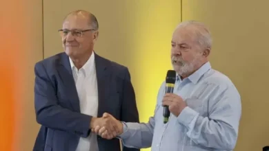 Bandera de Argentina y Brasil juntas, simbolizando la relación entre ambos países