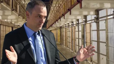 Imagen del exjefe de Gabinete Manuel Adorni en una sesión judicial