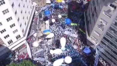 Manifestantes en la calle con carteles y banderas