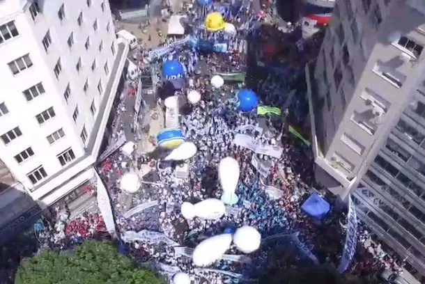 Manifestantes en la calle con carteles y banderas