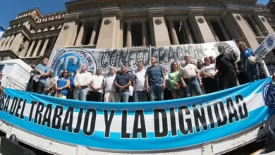 Un juez argentina analiza documentos relacionados con la reforma laboral