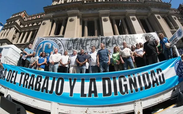 Un juez argentina analiza documentos relacionados con la reforma laboral