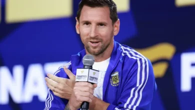 Imagen de Lionel Messi y Lamine Yamal en el campo de juego