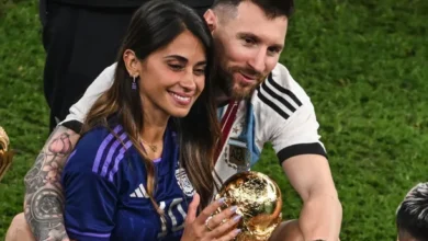 Antonela Roccuzzo y Lionel Messi en un partido de fútbol
