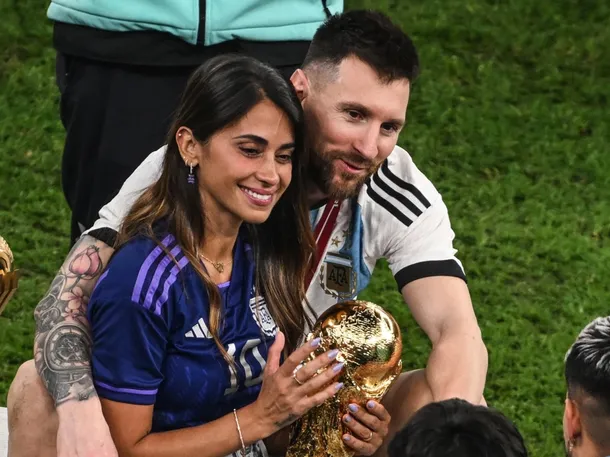 Antonela Roccuzzo y Lionel Messi en un partido de fútbol