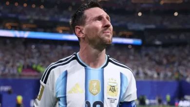 Lionel Messi y el árbitro en disputa durante el partido entre la Selección Argentina y Suiza
