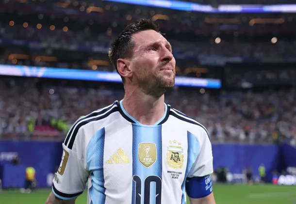 Lionel Messi y el árbitro en disputa durante el partido entre la Selección Argentina y Suiza