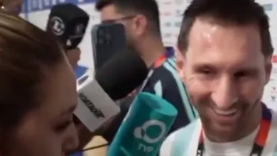 Lionel Messi sonriendo junto a Sofi Martínez
